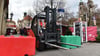 Ein Gabelstapler setzt im November 2024 die Beton-Sperren, die den Weihnachtsmarkt Magdeburg schützen sollten. Kontrolliert wurde die Aufstellung von der Stadt nicht.&nbsp;