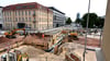 Die Baustelle an der Kreuzung Guerickestraße/Bremerstraße im Zentrum von Magdeburg. Die SWM arbeiten hier unter anderem an der Fernwärmeversorgung für die Altstadt. Nun verzögern sich die Bauarbeiten teilweise.