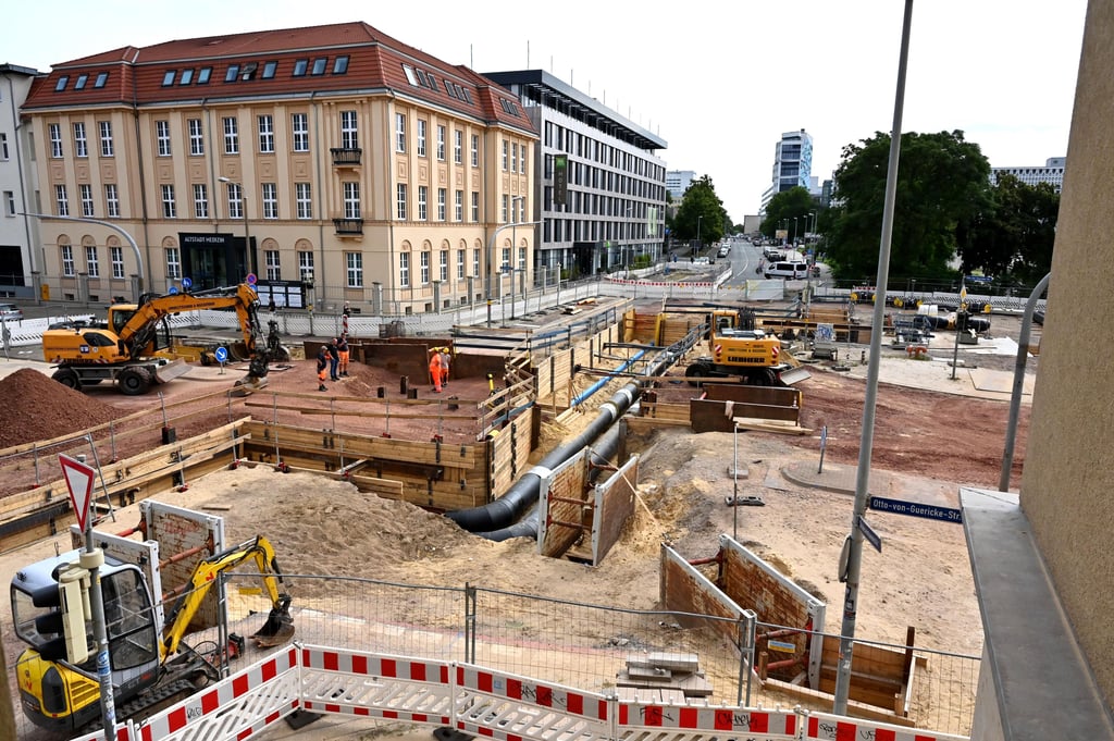 Die Baustelle an der Kreuzung Guerickestraße/Bremerstraße. Die SWM arbeiten hier unter anderem an der Fernwärmeversorgung für die Altstadt. Nun verzögern sich die Bauarbeiten teilweise.