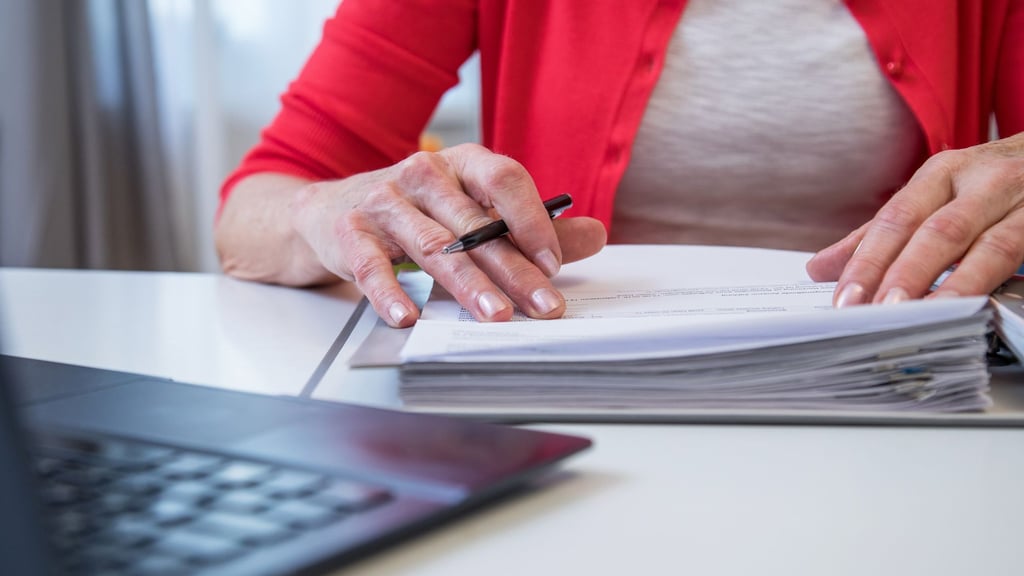 Läuft das Krankengeld aus, können Betroffene Anspruch auf Arbeitslosengeld oder Bürgergeld haben.