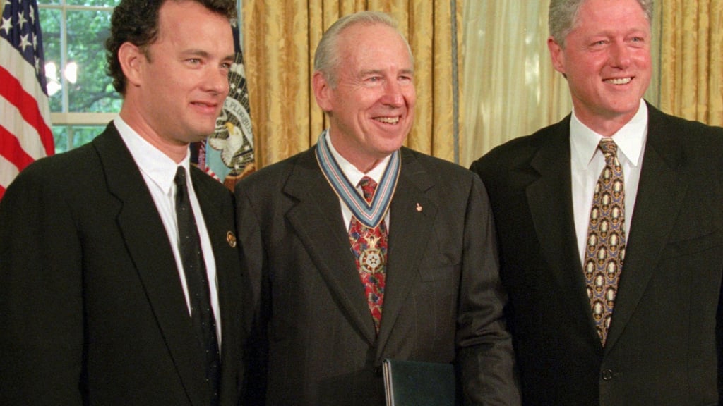 Schauspieler Tom Hanks (l), Jim Lovell (M) und der damalige US-Präsident Bill Clinton im Oval Office des Weißen Hauses im Juli 1995. (Archivbild)