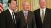 Schauspieler Tom Hanks (l), Jim Lovell (M) und der damalige US-Präsident Bill Clinton im Oval Office des Weißen Hauses im Juli 1995. (Archivbild)