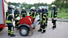 Wie eine lange Wegestrecke mit Feuerwehrschläuchen gelegt werden kann, zeigte Ausbilder Tobias Hundt (rechts) den Kameraden der Freiwilligen Feuerwehr Wahrburg auf dem Gelände zwischen THW und Zoll in Stendal.