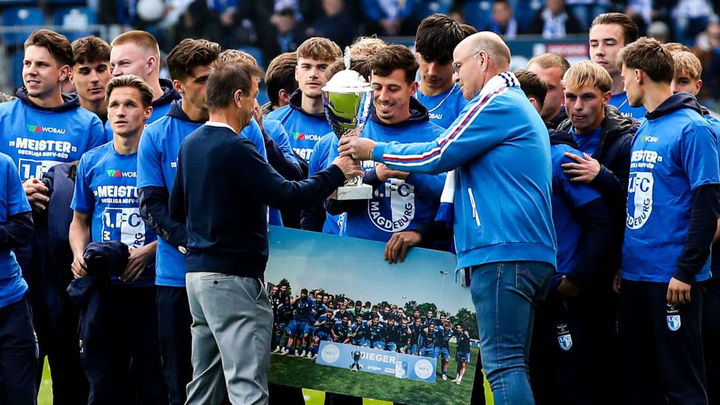 Sportchef Otmar Schork (vorne links) und Vereinspräsident Jörg Biastoch (rechts) ehrten die zweite Mannschaft des 1. FC Magdeburg im Mai für den Aufstieg.