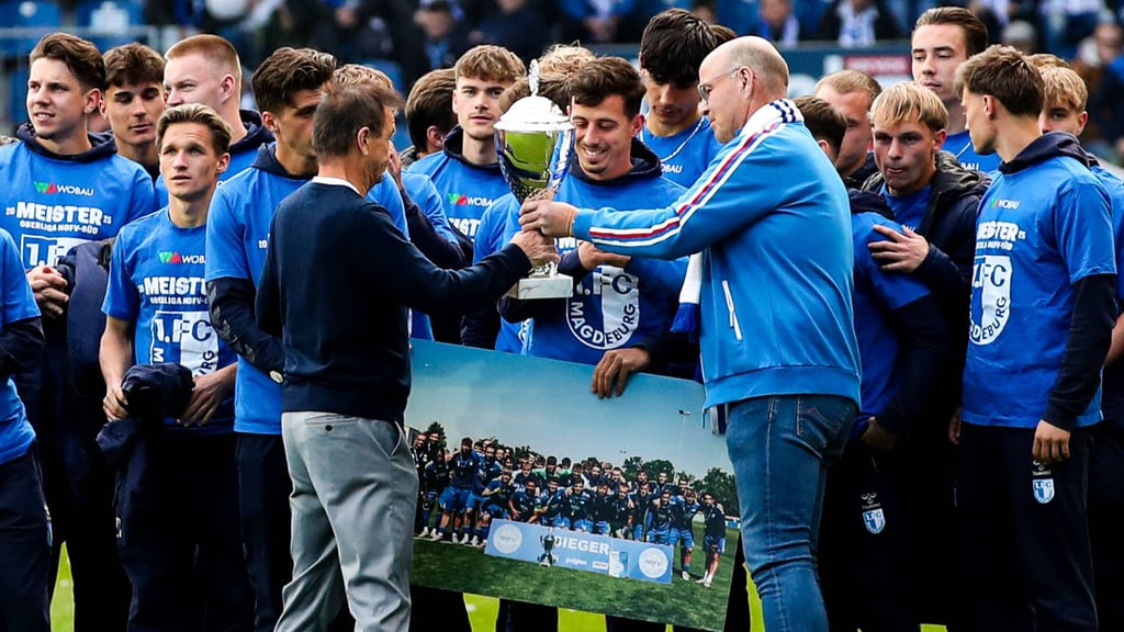 Sportchef Otmar Schork (vorne links) und Vereinspräsident Jörg Biastoch (rechts) ehrten die zweite Mannschaft des 1. FC Magdeburg im Mai für den Aufstieg.