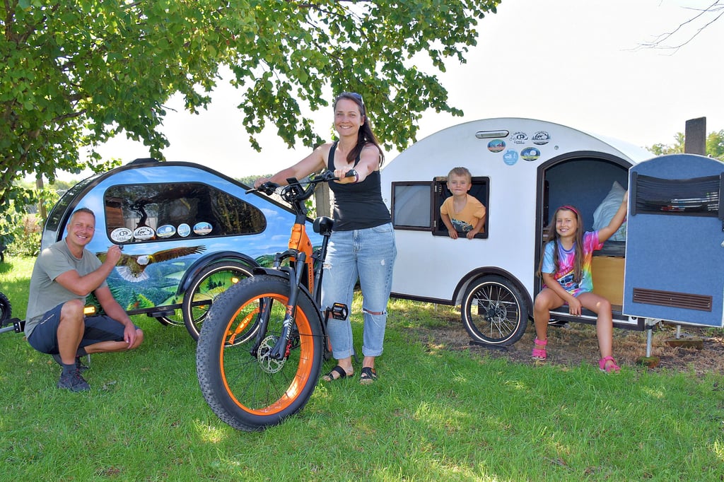 Jörg Patzschke, seine Frau Manja und die Kinder Jonas und Emely freuen sich bereits auf das Fahrrad-Wohnwagen-Treffen am Mondsee.