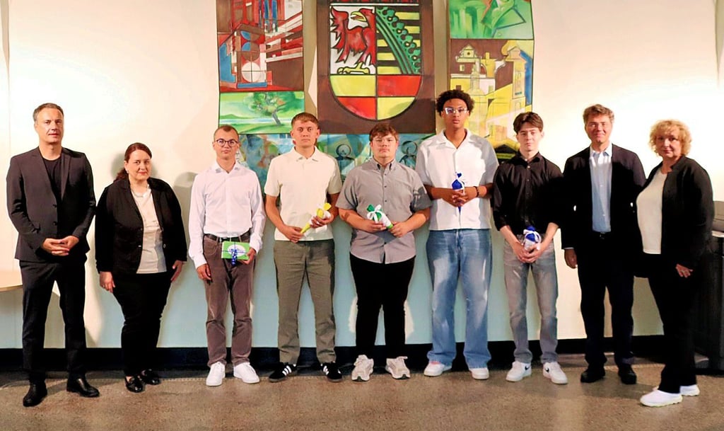 Zuerst ein Foto mit OB Robert Reck: Am 1. August hat die Ausbildung der fünf Auszubildenden und Studenten in der Stadtverwaltung begonnen.