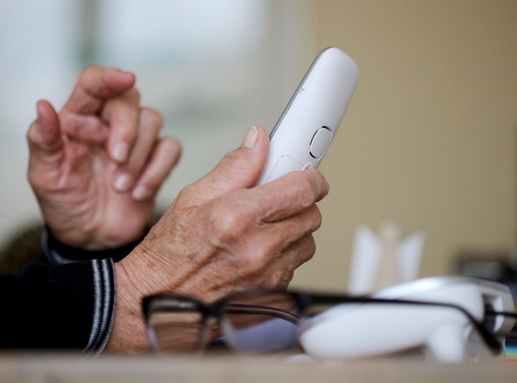 Immer wieder werden ältere Menschen Opfer von Telefonbetrug. (Symbolbild)