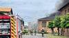 Kameraden aus Aschersleben, Westdorf an dem Seeland sind an der Veitstraße im Einsatz. Verletzt wurde bei dem Brand niemand.