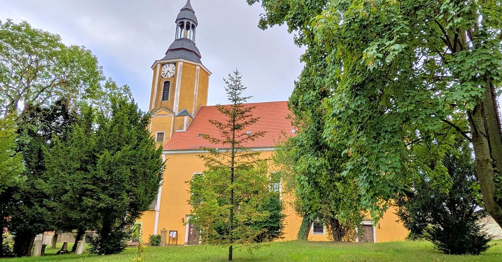 In der barocken Kirche der Kleinstadt Schkölen, in deren Nähe sein Vater auch beerdigt worden war, machte Ernst Ortlepp mit seinem ausgezeichneten Orgelspiel schon als neunjähriges Kind auf sich aufmerksam. Schkölen ging ihm auch nie aus dem Kopf, denn als älterer Mann dichtete er folgende Zeilen: „Wohl zagt´ ich, als ich Schkölens Kirchturm schaute, Was soll ich, dacht´ ich, in der kleinen Stadt, Die längst von mir gehört mit keinem Laute, Und die mich lange wohl vergessen hat?“ Aus Ortlepps „Liebesgruß“, der „Schkölens Bewohnern und der Umgegend“ gewidmet wurde.