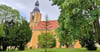 In der barocken Kirche der Kleinstadt Schkölen, in deren Nähe sein Vater auch beerdigt worden war, machte Ernst Ortlepp mit seinem ausgezeichneten Orgelspiel schon als neunjähriges Kind auf sich aufmerksam.  Schkölen ging ihm auch nie aus dem Kopf, denn als älterer Mann dichtete er folgende Zeilen: „Wohl zagt´ ich, als ich Schkölens Kirchturm schaute, Was soll ich, dacht´ ich, in der kleinen Stadt, Die längst von mir gehört mit keinem Laute, Und die mich lange wohl vergessen hat?“ Aus Ortlepps „Liebesgruß“, der „Schkölens Bewohnern und der Umgegend“ gewidmet wurde. 