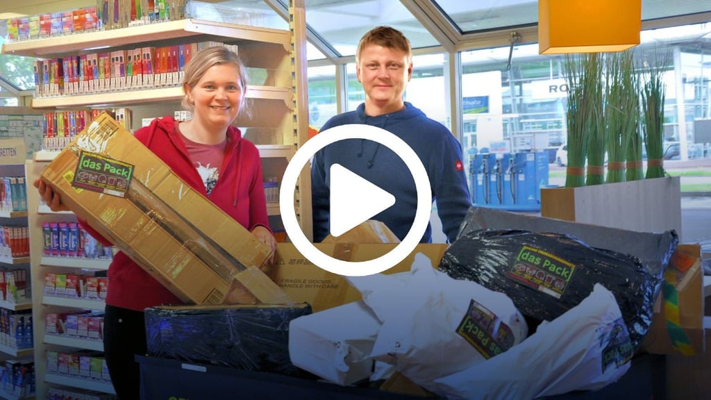 Jens und Jessica Braunschweig bieten in den Aral-Tankstellen in Stendal „Secret Packs“ zum Verkauf an. Was man bekommt, bleibt bis zum Schluss eine Überraschung.