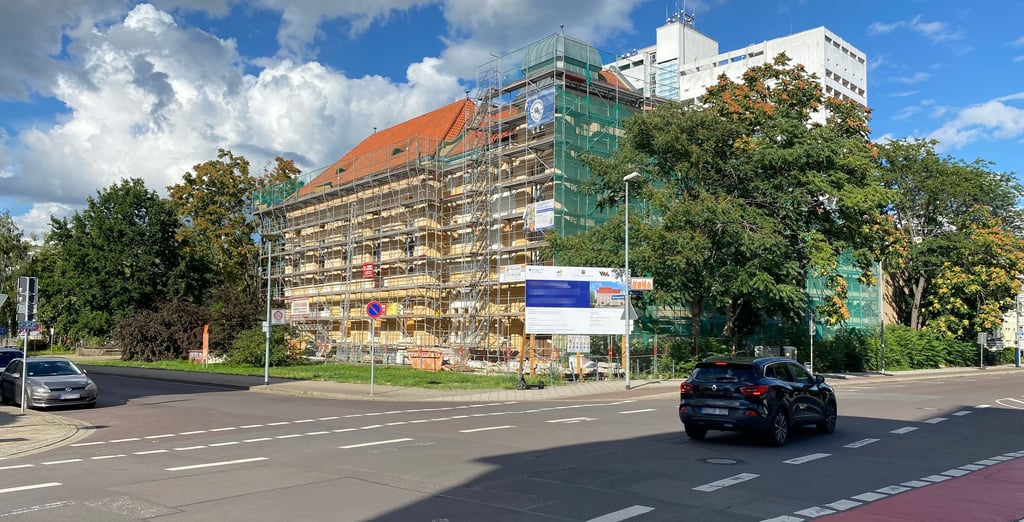 Um dieses Gebäude und seine angrenzenden Bereiche geht es: Das Logenhaus in der Weitlingstraße, jahrzehntelang auch Sitz der Stadtbibliothek.