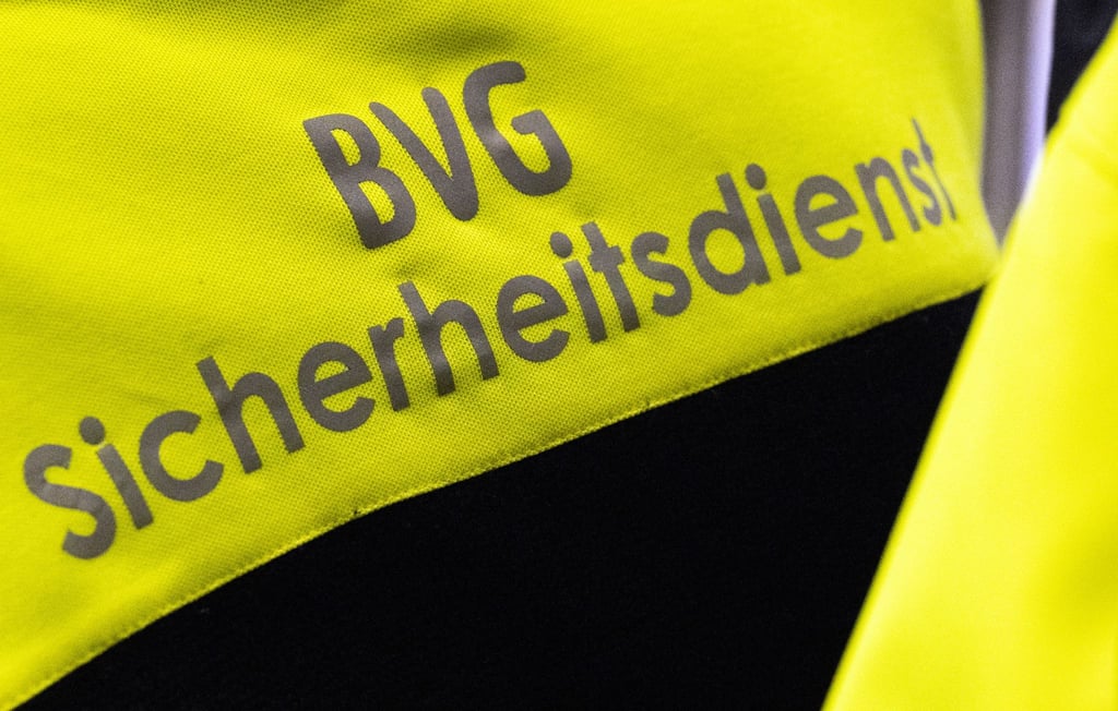 Bisher tragen nur Mitarbeiterinnen und Mitarbeiter des Sicherheitsdienstes der BVG Bodycams. (Symbolbild)