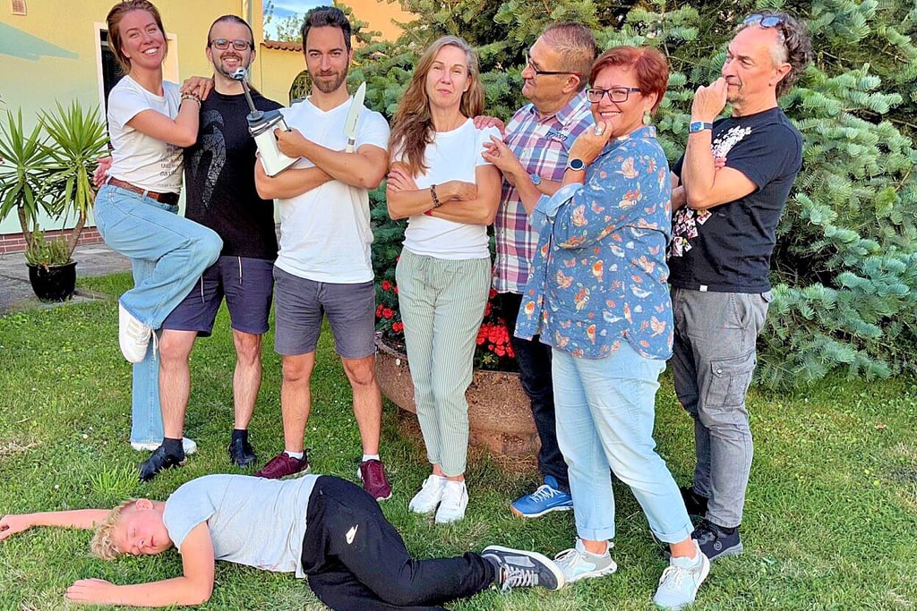 Probenpause. Von links Alina Hill, Benedict Döring, Marvin Grobe, Petra Gundlach, Frank Sieweck, Heike Schmandt und Regisseur Stephan Wapenhans. Vorn als am Boden zerstörter Gangster, Collin Schwinning. Es fehlt urlaubsbedingt Rosalie Gärtner.