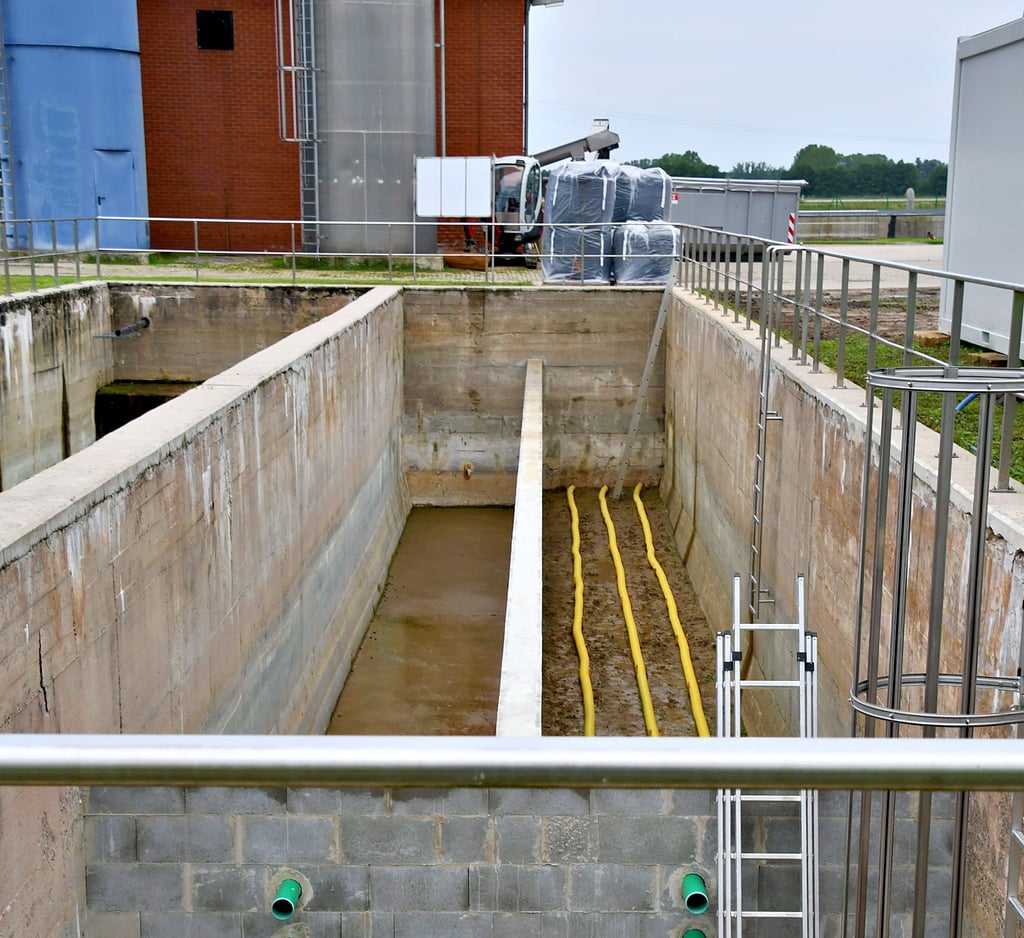 Forschungsprojekt im Klärwerk Gardelegen. In diesem im Moment noch leeren Becken werden Filterschichten eingebaut. Die sollen dann eine höchstmögliche Klärung des Abwassers ermöglichen, denn Ziel ist die Stabilsierung des Grundwasserhaushaltes. Das Klärwerkswasser soll also dem Grundwasser zugeführt werden.