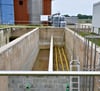 Forschungsprojekt im Klärwerk Gardelegen. In diesem im Moment noch leeren Becken werden Filterschichten eingebaut. Die sollen  dann eine höchstmögliche Klärung des Abwassers ermöglichen, denn Ziel  ist die Stabilsierung des Grundwasserhaushaltes.  Das Klärwerkswasser soll also dem Grundwasser zugeführt werden. 
