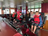 Die Kinder aus dem Kinderheim Harkerode waren während der Sommerferien 2025 auf der Ostseeinsel Rügen und dort auch an Bord eines Schiffes. Dort durften sich die Kleinen, begleitet von Heimleiter Torsten Fricke (2. v. li.) auch mal in den Kapitänsstühlen auf der Brücke niederlassen.