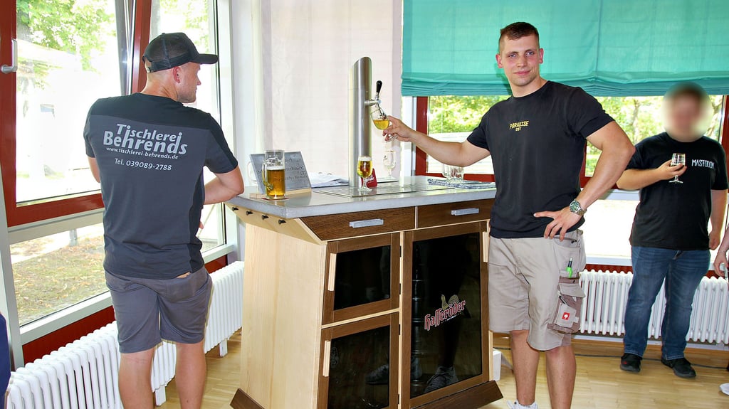 Leonard Hanisch aus Polkern (rechts) hat als Gesellenstück in der Tischlerei Behrends in Bismark einen Schankwagen unter dem Motto „BetonRausch“ aus Holz und Beton-Elementen entworfen und gebaut.