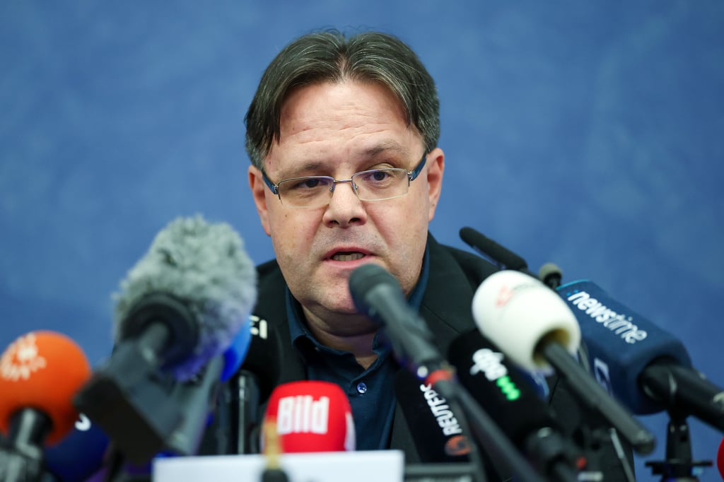 Ronni Krug, Ordnungsbeigeordneter der Landeshauptstadt Magdeburg hat sich im Ausschuss des Landtags zur Aufarbeitung des Anschlags auf den Magdeburger Weihnachtsmarkt mit einer persönlichen Erklärung geäußert.