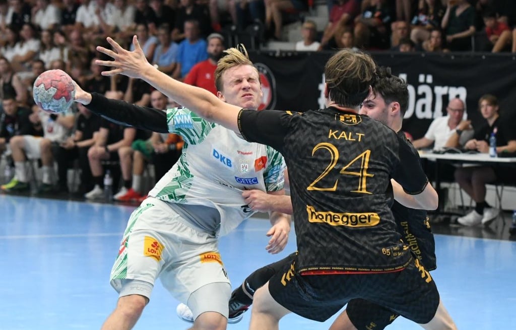 Autsch! Gisli Kristjansson musste beim klaren Sieg des SCM gegen Bern auch einiges an Zweikampfhärte hinnehmen. 