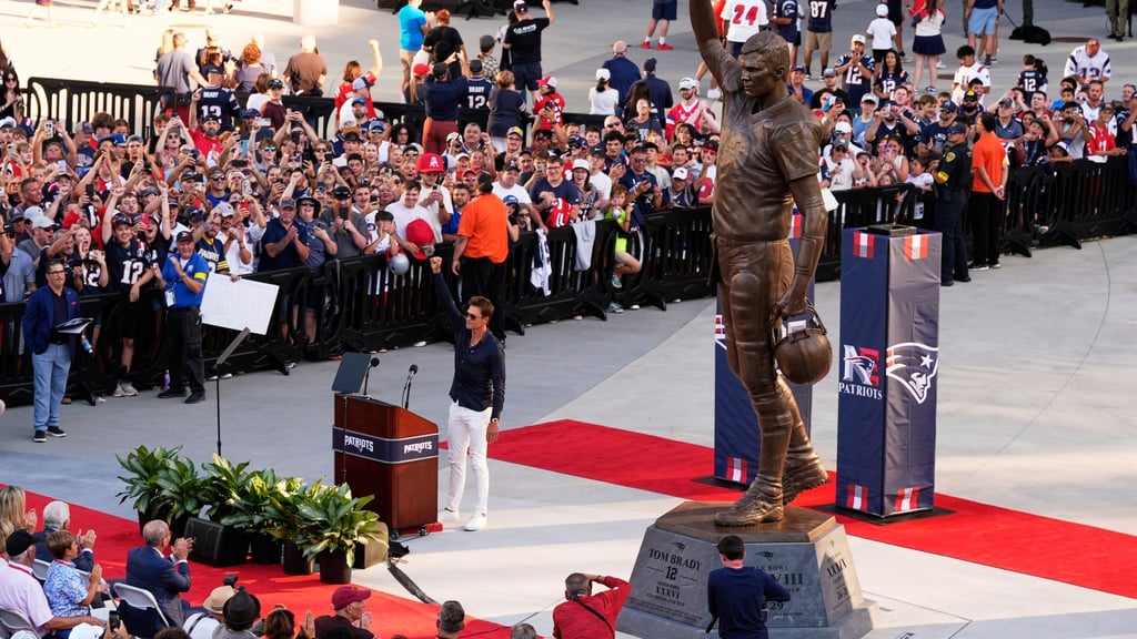 Tom Brady steht vor seiner 12 Fuß hohen Statue - in Anlehnung an seine Rückennummer 12.