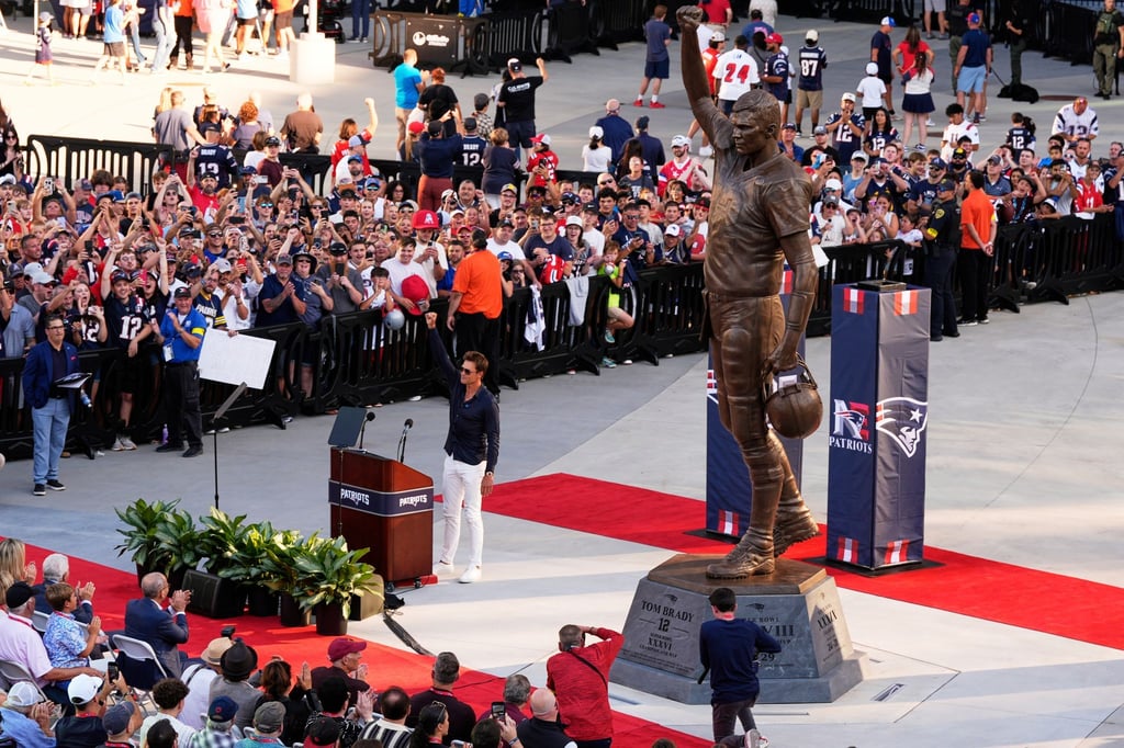 Tom Brady steht vor seiner 12 Fuß hohen Statue - in Anlehnung an seine Rückennummer 12.