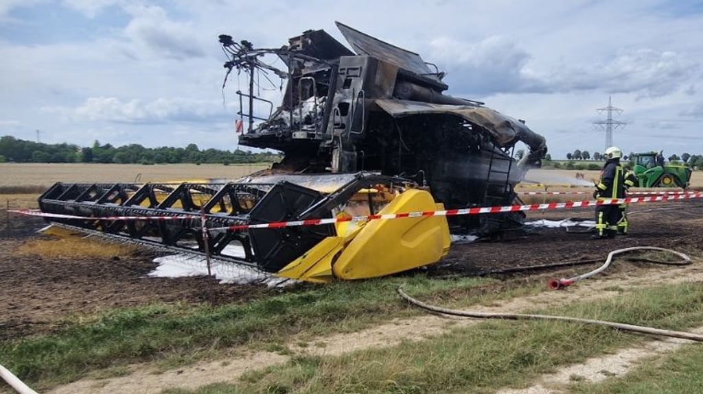 Zwischen Ermsleben und Reinstedt im Landkreis Harz brannte ein Mähdrescher aus.