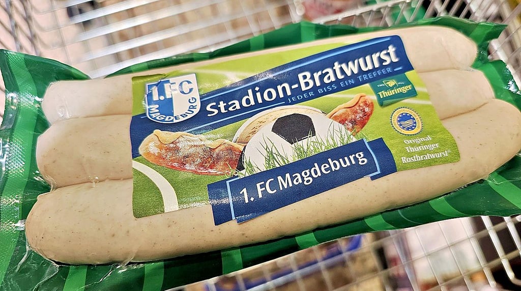 Die Stadionbratwurst des 1. FC Magdeburg ist auch in Halle oder Merseburg zu haben. Ab 2026 will der HFC am Grill dagegenhalten.