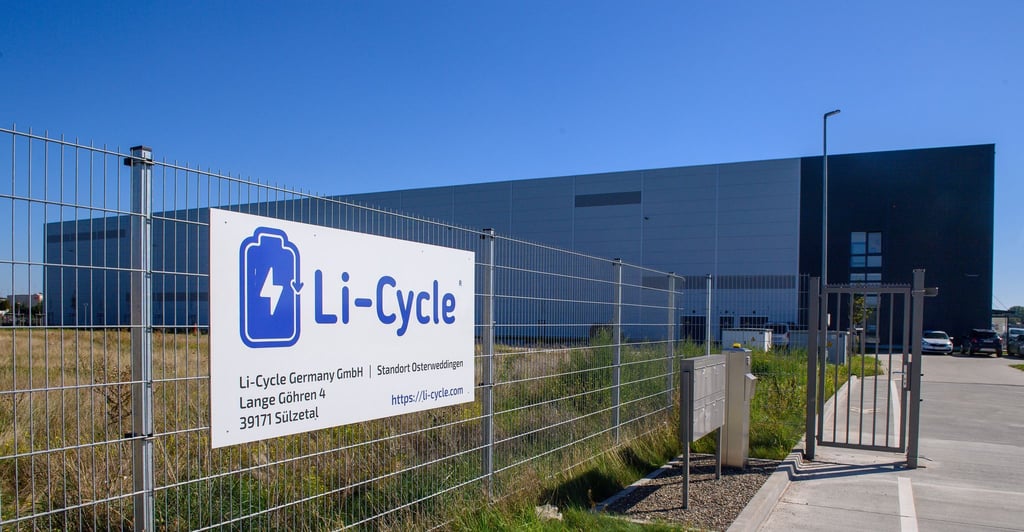 Bei Magdeburg entwickelt das kanadische Unternehmen Li-Cycle eine der größten Recyclinganlagen für Lithium-Ionen-Batterien in Europa. (Archivbild)