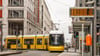 Beim Abbiegen fährt ein älterer Mann gegen eine Berliner Straßenbahn. (Symbolbild)