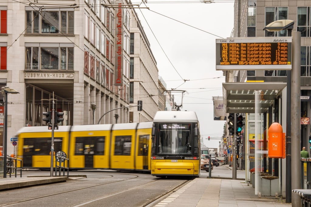 Beim Abbiegen fährt ein älterer Mann gegen eine Berliner Straßenbahn. (Symbolbild)
