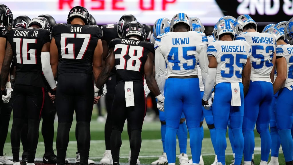 Spieler beider Teams hielten sich noch während der Partie an den Händen.