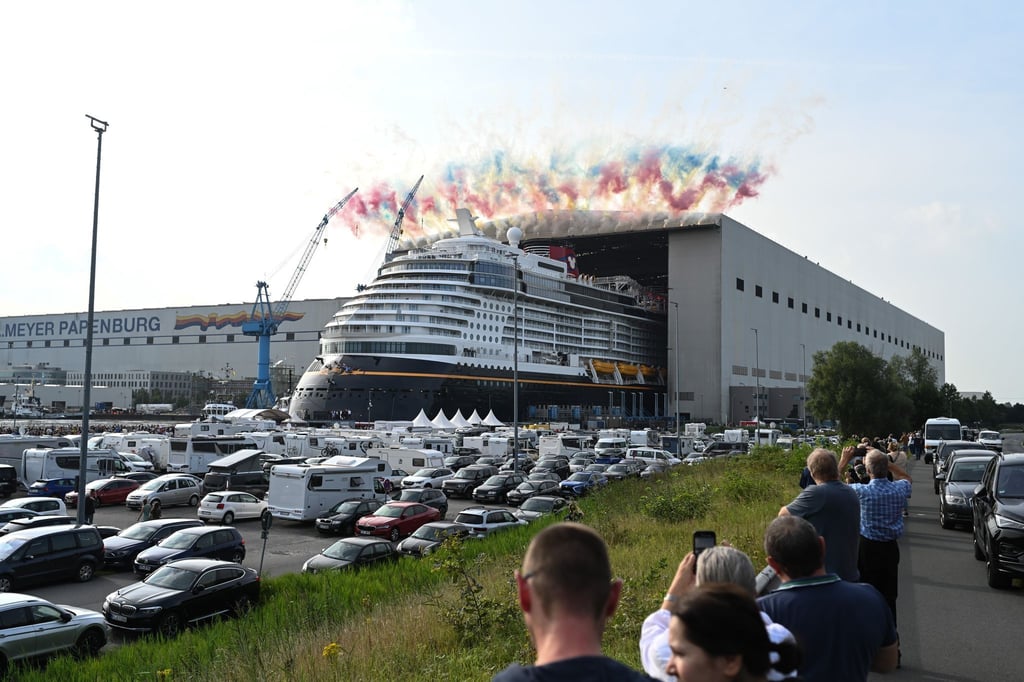Mit Feuerwerk hat die „Disney Destiny“ am Samstag die Werft-Bauhalle verlassen.