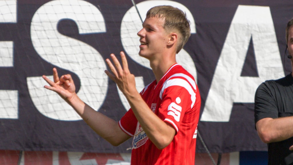 Julien Damelang feiert sein Traumtor gegen Hertha Zehlendorf.