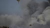 Seit den Morgenstunden ist wieder ein Großaufgebot an Löschhubschraubern und -flugzeugen im Einsatz.