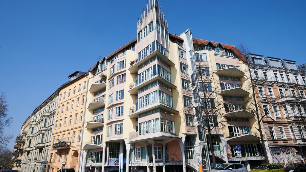 Hinrich Ballers Architektur ist eigenwillig und fällt auf - ein Beispiel ist das Torhaus am Fraenkelufer. (Archivfoto)