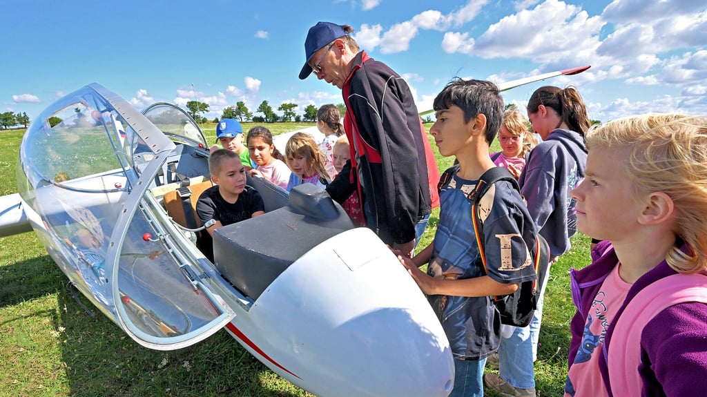 Die Ferienkinder aus dem Hort der Grundschule Staßfurter Höhe haben am Mittwoch auf dem Ascherslebener Flugplatz vorbeigeschaut. Florian staunt, wie eng es in so einem Segler ist. Andreas Hofmann erklärt, wie ein solches Flugzeug funktioniert.