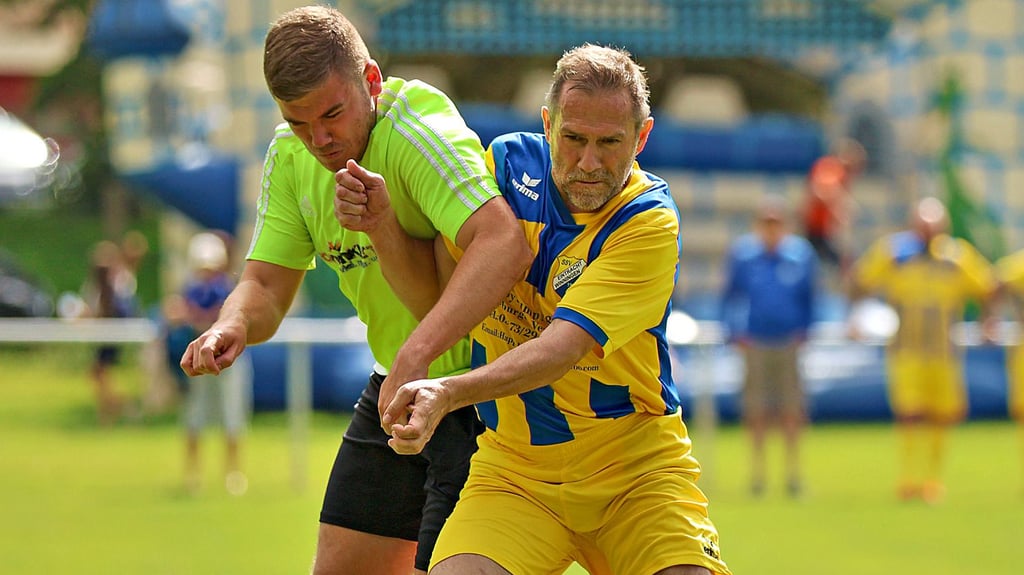 Die Alten Herren aus Winningen (rechts, hier im Spiel gegen Schadeleben) zogen bei den Dorfmeisterschaften in das Finale ein.