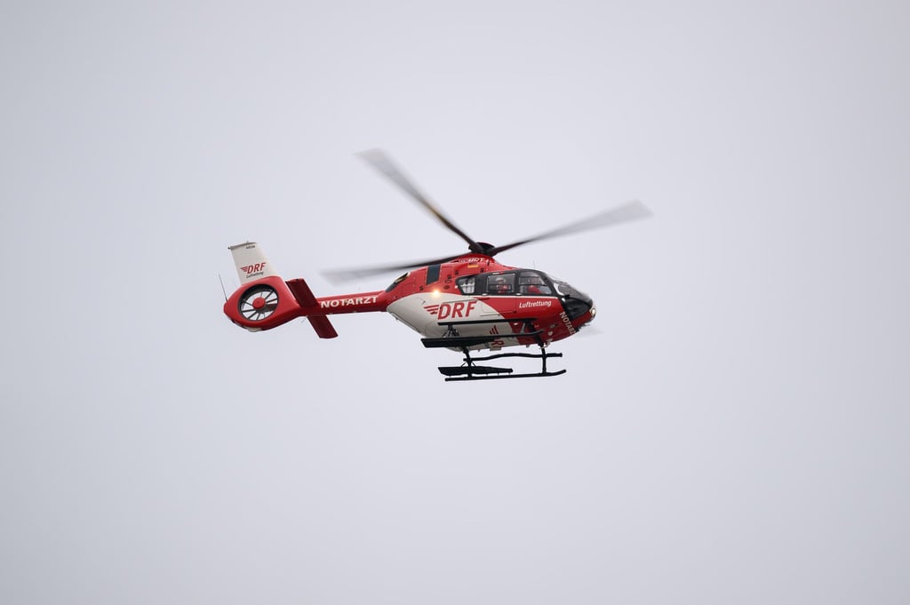 Rettungskräfte bringen den schwer verletzten Mann in ein Krankenhaus. (Symbolbild)