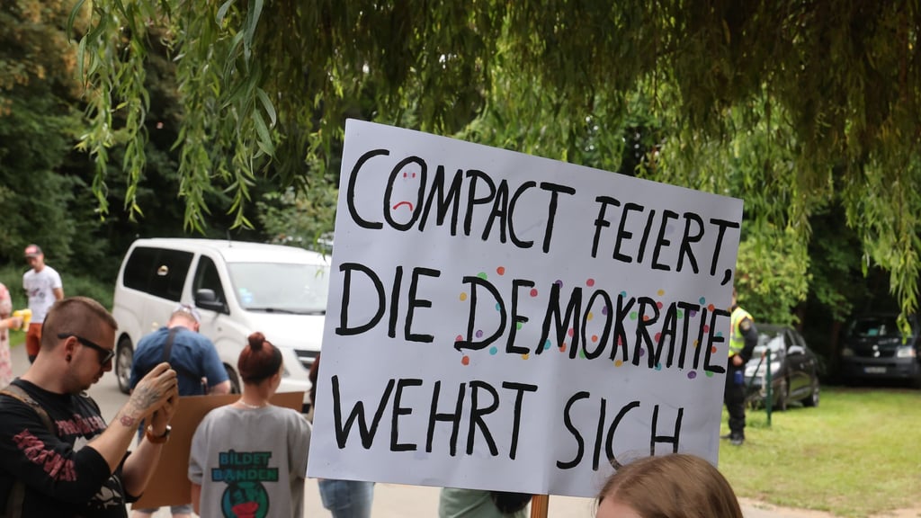 Zu dem Sommerfest des Magazins kamen zahlreiche bekannte Namen der rechtsextremen Szene.