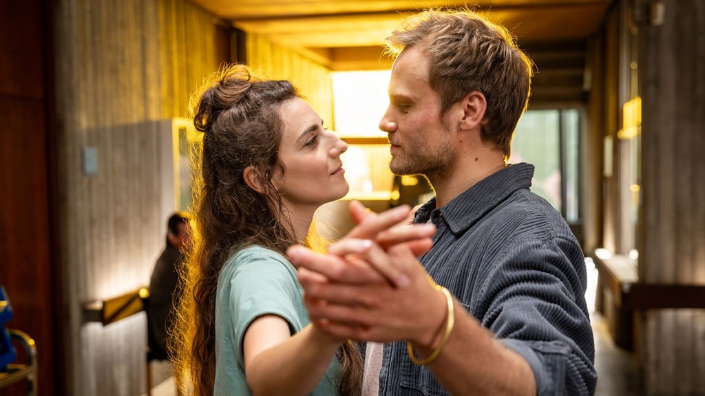 Paul und Mely proben den Brautwalzer.