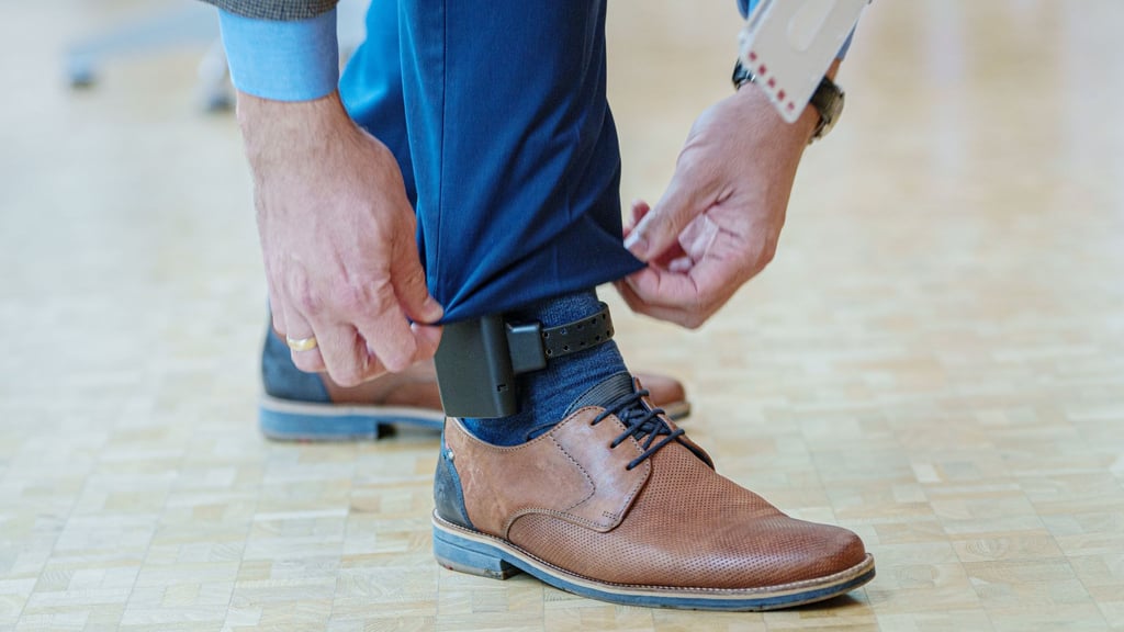 Ein Entwurf zur Änderung des Polizeiaufgabengesetzes sieht etwa die Einführung der elektronischen Fußfessel vor. (Symbolbild)