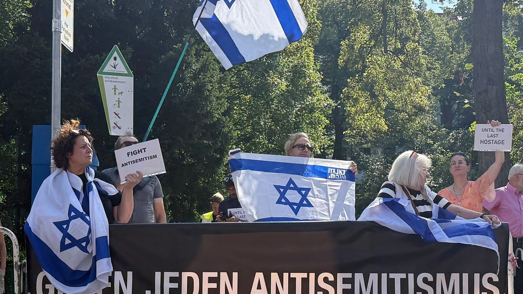 Schon vor Beginn der propalästinensischen Solidaritätsveranstaltung hatten sich Gegendemonstranten dem Eingang gegenüber postiert.