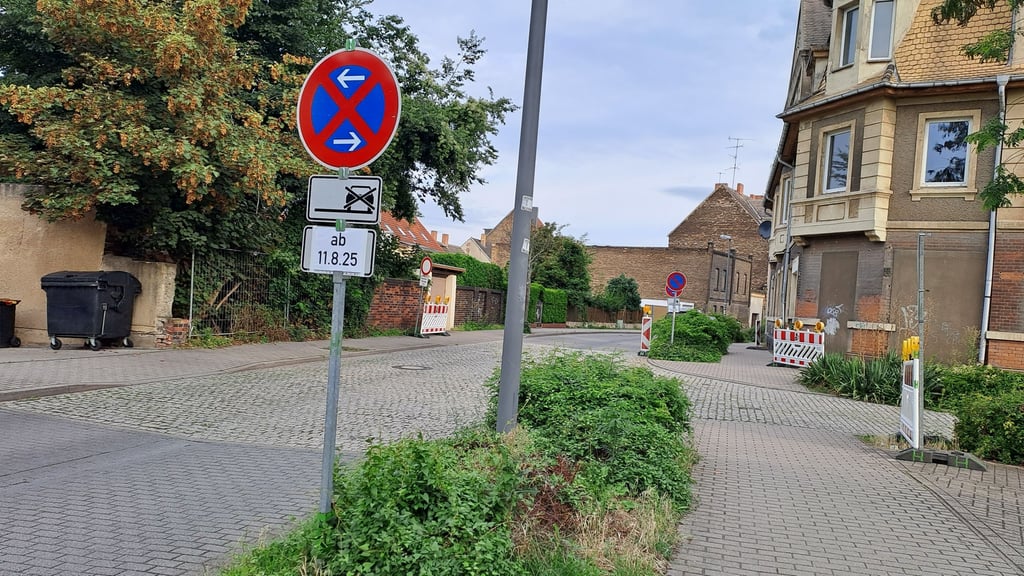 Im ersten Bauabschnitt wird die Feldstraße in Bitterfeld ab Montag zwischen Kreisel Dessauer Straße und Einmündung Leinestraße (r.) voll gesperrt.