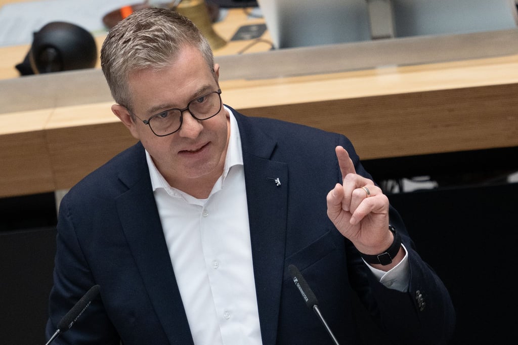 Finanzsenator Stefan Evers (CDU) geht gerne in den Tierpark Friedrichsfelde, um den Kopf freizubekommen. (Archivbild)