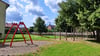 Hier besteht dringend Investitionsbedarf: Der Spielplatz auf dem Gelände der Grundschule "Aue-Fallstein" in Hessen ist auch für die Öffentlichkeit zugänglich. Zuletzt mussten zwei Spielgeräte entfernt werden, weil sie nicht mehr nutzbar waren.