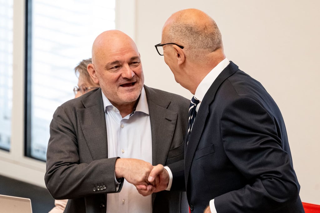 Brandenburgs Ministerpräsident Dietmar Woidke (SPD, rechts) und Finanzminister Robert Crumbach (BSW) sehen die gemeinsame Koalition von SPD und BSW trotz Konflikten fest im Sattel. (Archivbild)