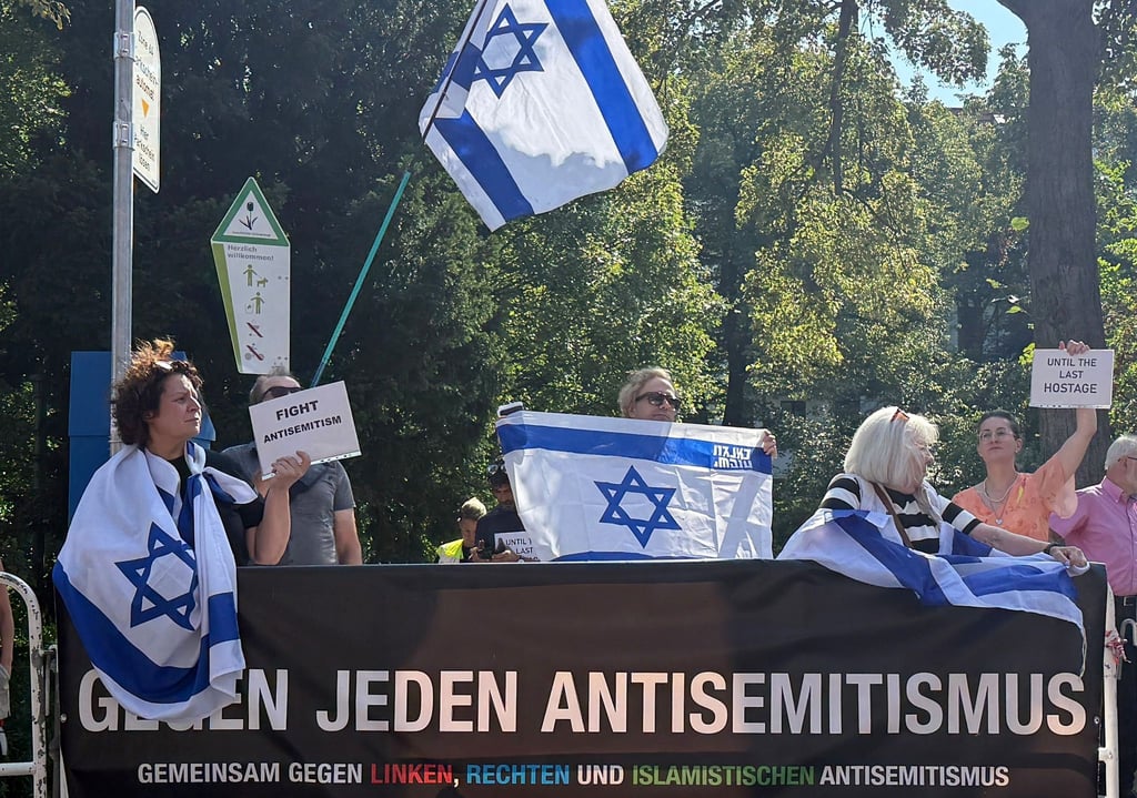 Mehrere Dutzend Demonstranten protestierten in Berlin-Kreuzberg gegen eine umstrittene propalästinensische Solidaritätsveranstaltung der Neuköllner Linke.