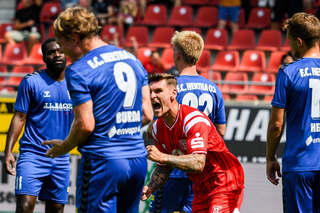 Niclas Stierlin (M.) war mit seinem Doppelpack ein Mann des Spiels.